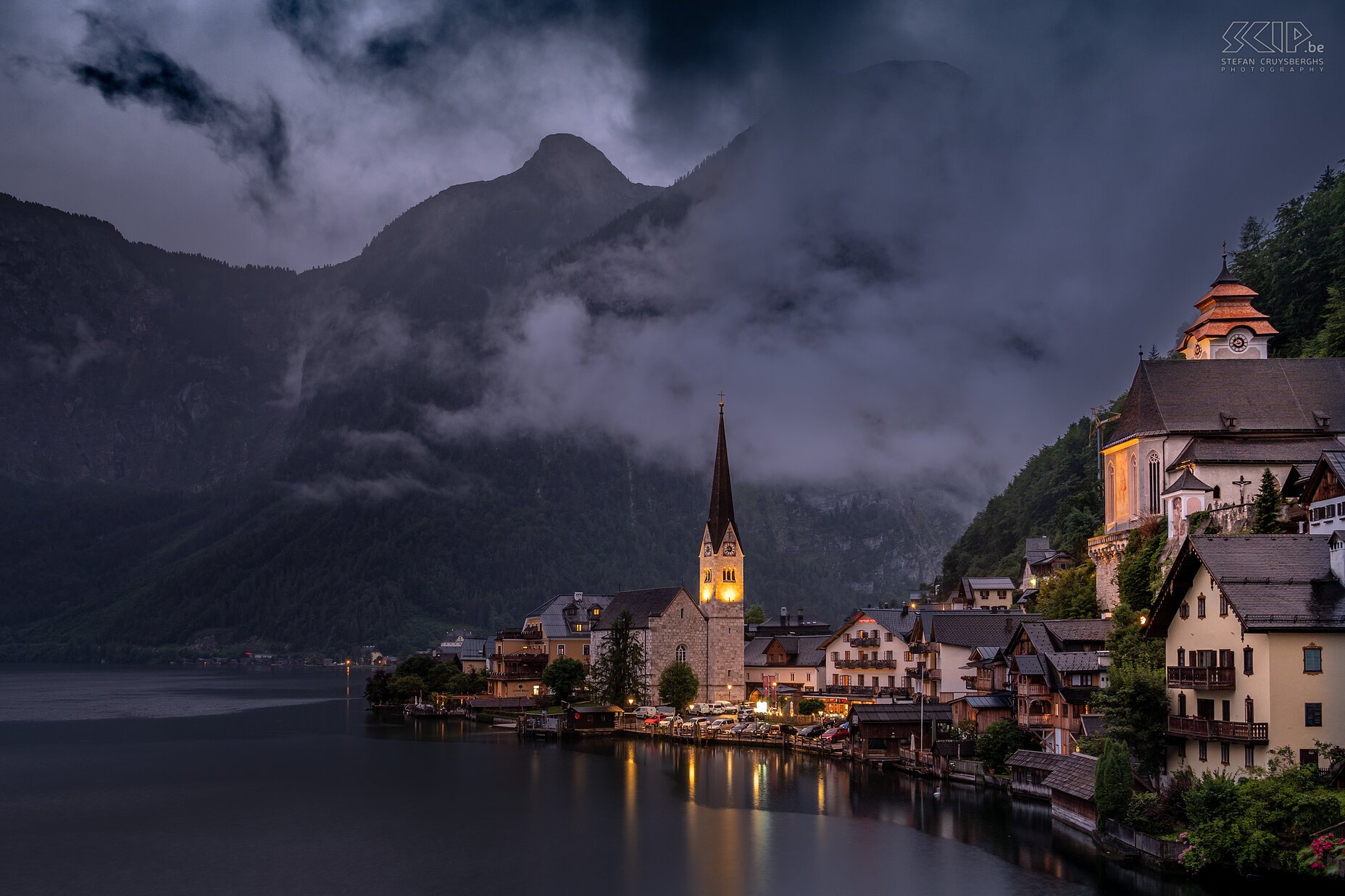 Hallstatt by night We verbleven één nacht in het pittoreske, wereldberoemde en populaire dorpje Hallstatt. Dit dorpje ligt ingeklemd tussen de Hallstättersee en de Dachsteinbergen Stefan Cruysberghs